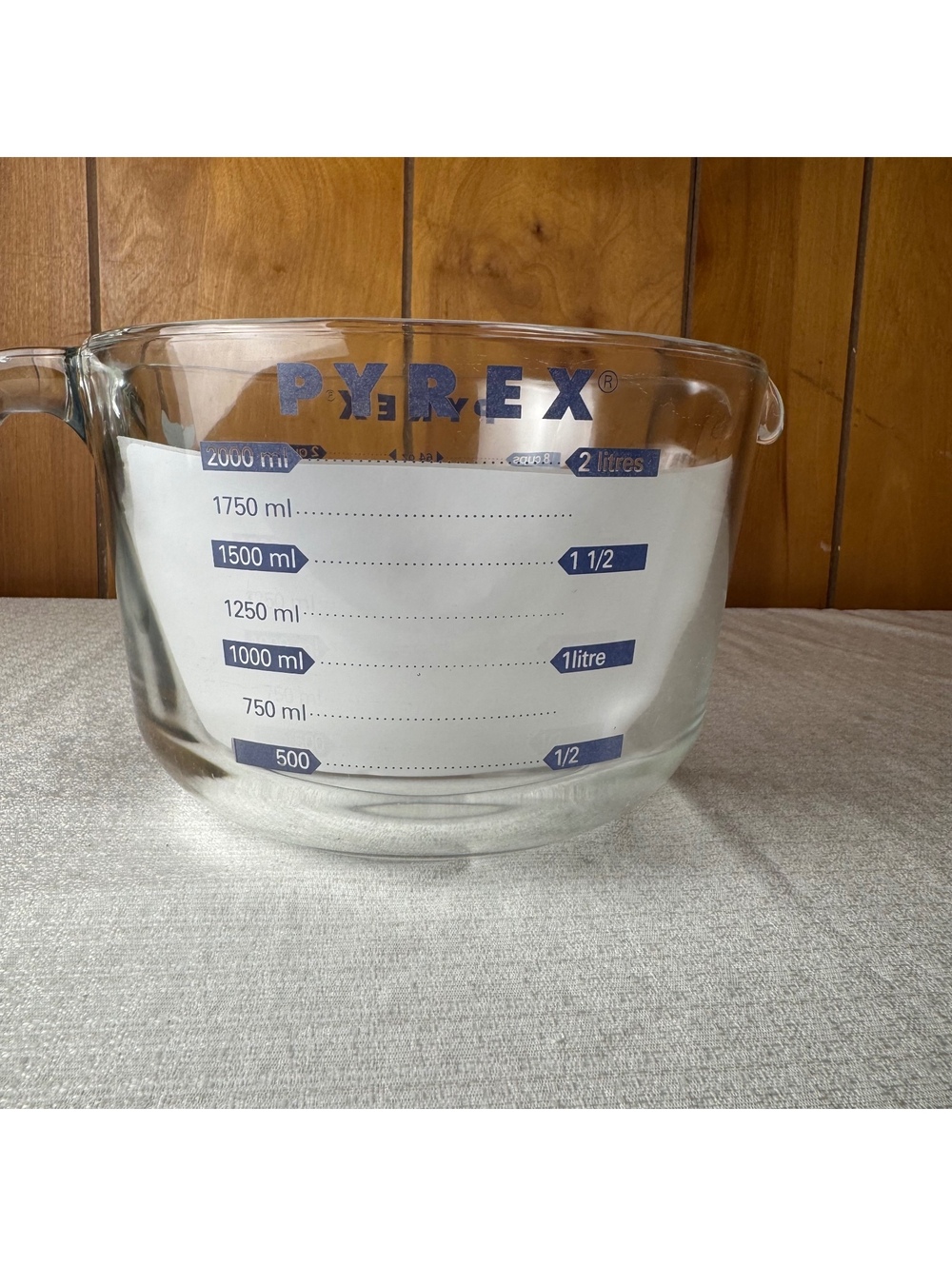 Vintage Pyrex 2 Quart 8 Cup Glass Measuring Cup Blue Lettering Made in USA - Picture 2 of 7